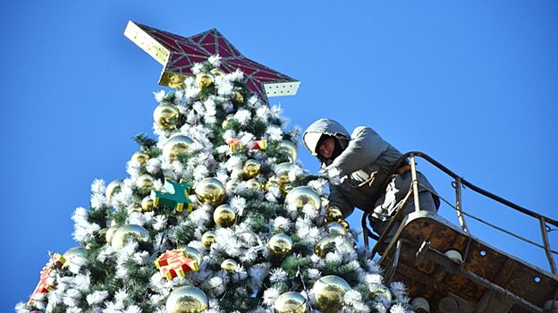 На площади Ленина начали разбирать главную новогоднюю елку