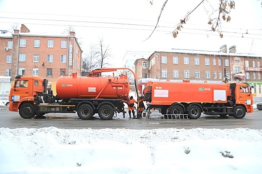 На улице Удмуртской в Ижевске начали промывать ливневую канализацию