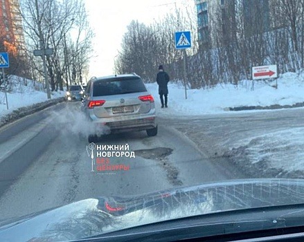 Нижегородские водители жалуются на гигантские ямы на улице Касьянова