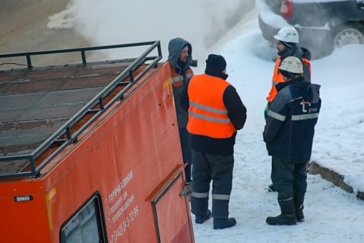 «Перекресток весь в пару и есть ДТП»: в омских Нефтяниках прорвало трубопровод