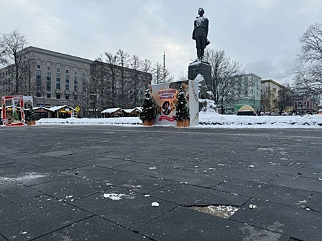 Плитка на площади Горького в Нижнем Новгороде снова разваливается