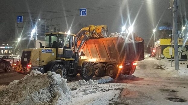 Сегодня ночью в Кирове вывезут снег с 28 участков