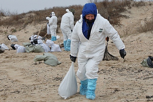 С пляжей Севастополя за сутки вывезли более 12 тонн загрязненного мазутом грунта