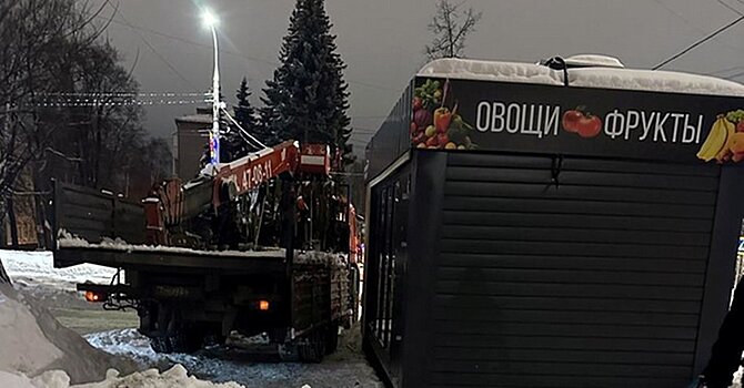 Власти Ижевска вывезли овощной киоск, который стоял в неположенном месте