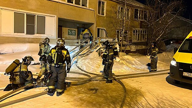 Власти Лабытнанги помогут погорельцам после ночного пожара в жилом доме