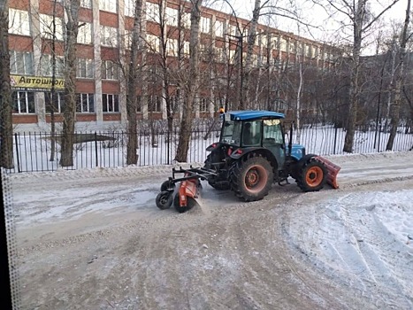 В Челябинске продолжается уборка снега