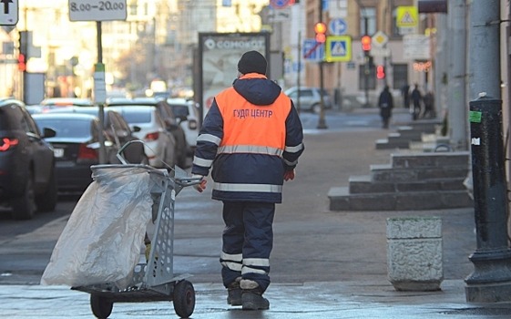 В Екатеринбурге уборкой снега занимаются школьники