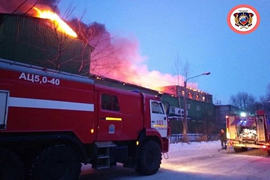 В Гатчине полностью потушили пожар на заводе и возбудили уголовное дело