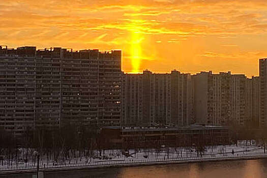 В небе над Москвой на рассвете появился солнечный столб