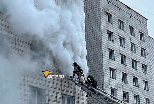 В Новосибирске девятиэтажку затянуло дымом из-за пожара на третьем этаже