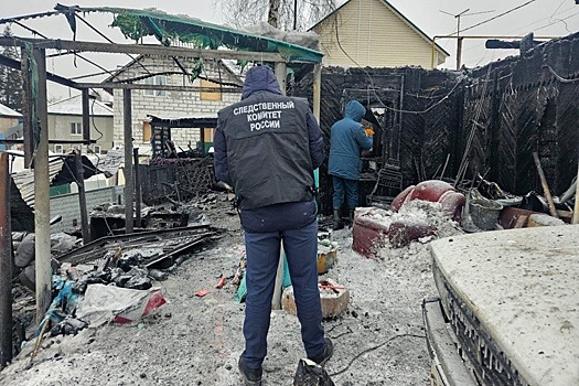 В Новосибирске три человека погибли при пожаре в частном доме