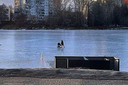 В сети возмутились беспечностью жителя Подмосковья, который вышел с коляской на тонкий лед