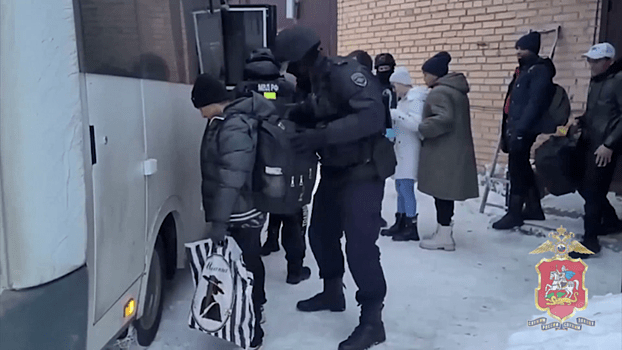 В подмосковном Ногинске полицейские задержали нелегальных мигрантов в цехе по производству конфет