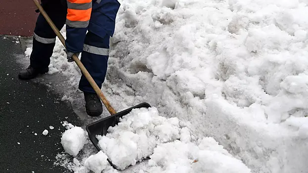 В российском городе из-за оттока мигрантов к уборке улиц привлекли школьников