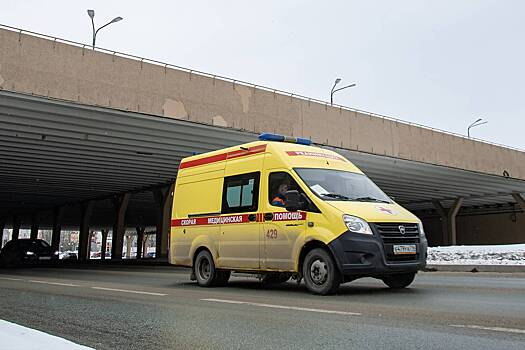 В Санкт-Петербурге мужчина пытался спастись от знакомого с ножом и выпрыгнул с балкона