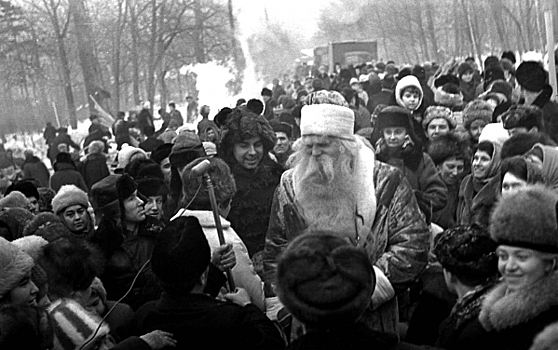 Живая елка на площади и мальчики-зайчики: опубликованы уникальные фотографии новогоднего Владивостока