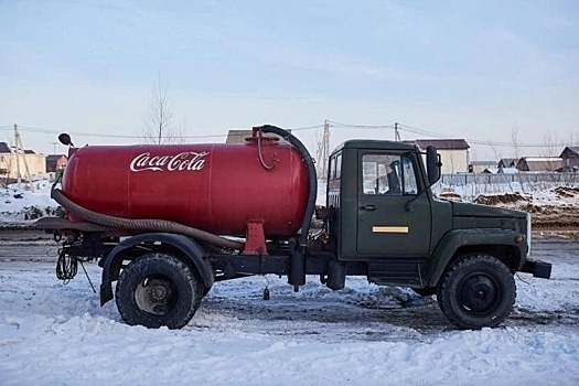 Автоцистерна с логотипом «Coca-Cola» проехалась по новосибирскому ЖК