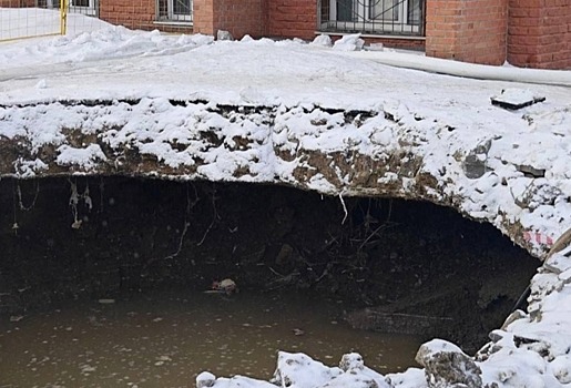 Котлован со сточными водами дошел до фундамента дома на Перелета