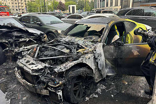 На видео попало, как в Москве школьники подожгли BMW