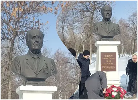 Несколько поколений семьи Владимира Чудайкина возложили цветы к его памятнику