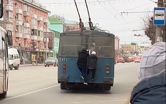 Подростки-зацеперы «оседлали» троллейбус в центре Рязани