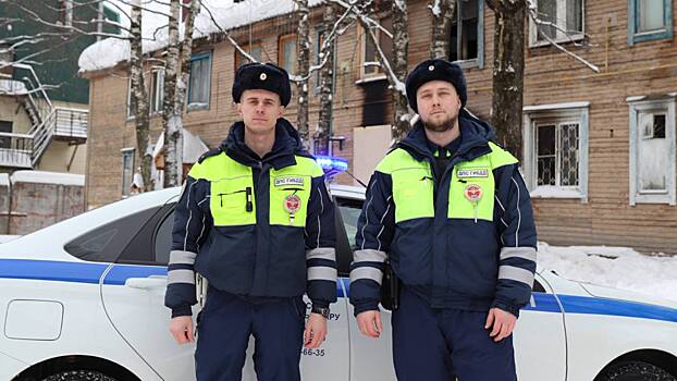 Полицейские Коми помогли жильцам многоквартирного дома эвакуироваться во время пожара