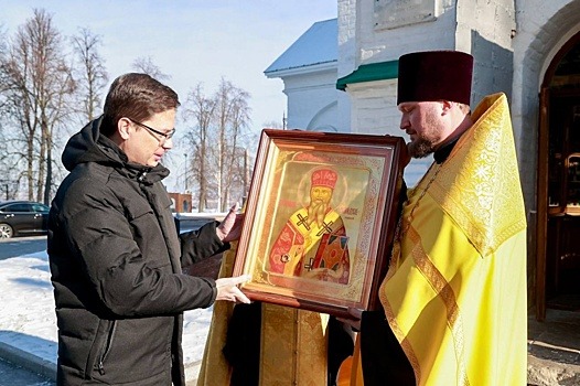 Шалабаев передарил икону храму в Нижегородском кремле