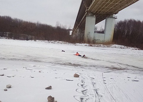 Сотрудники МЧС России спасли нижегородца, который тонул под метромостом