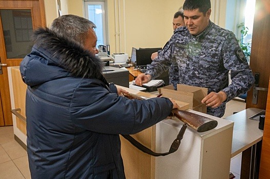 Спикер ямальского парламента Сергей Ямкин передал свое ружье участникам СВО