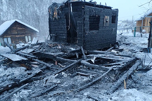 Тела мужчины и женщины обнаружили в сгоревшем доме под Новосибирском