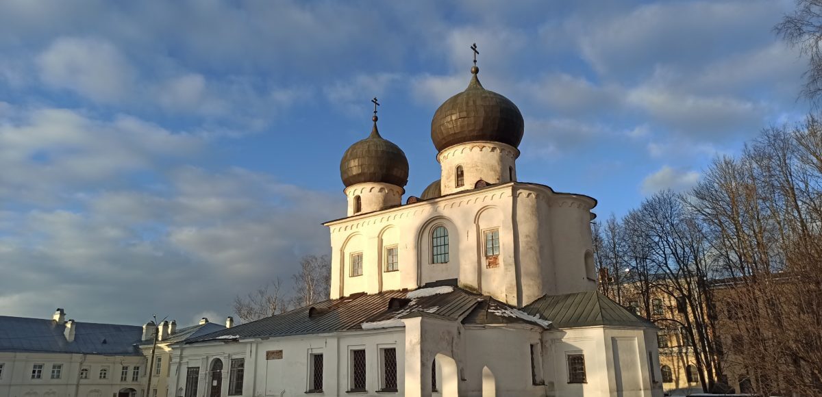 Вести с полей. У западного фасада собора Антониева монастыря в Великом Новгороде археологи обнаружили неожиданные конструкции0