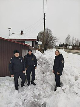 В Кировской области полицейские спасли ребёнка из-под снежного завала