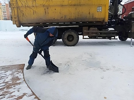 В Копейске разбирают ледовый городок