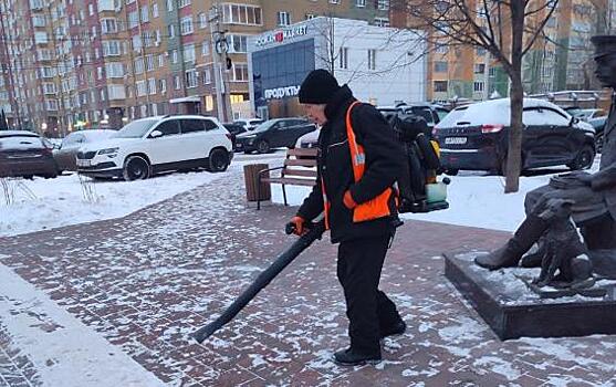 В Курске 42 рабочих и 12 единиц техники убирают общественные пространства