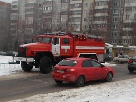 В Курске на улице Воробьева пожарные эвакуировали 15 человек из горящего дома