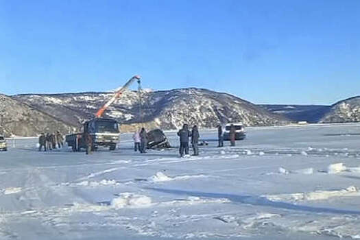 В Магадане на видео попали рыбаки, потопившие свои автомобили в Охотском море