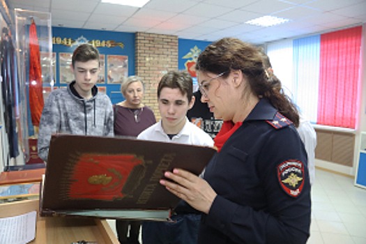 В Магадане в преддверии Дня защитника Отечества полицейские и общественники пригласили в свой музей молодежь