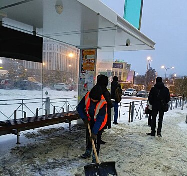 В мэрии Оренбурга рассказали, кто чаще всего разбивает стеклопакеты на остановках