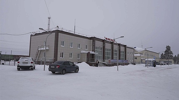 В Ноябрьске решат проблему с забитой машинами парковкой у ж/д вокзала