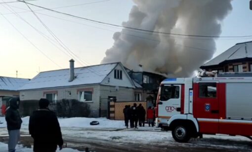 В Орле 27 пожарных тушат дом на Прядильной0