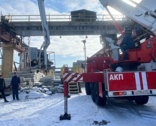 В Орле спасли рабочего, повиснувшего на перилах0