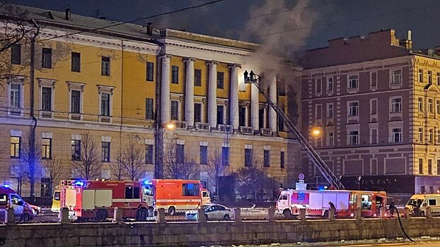 В Петербурге загорелось здание Обуховской больницы