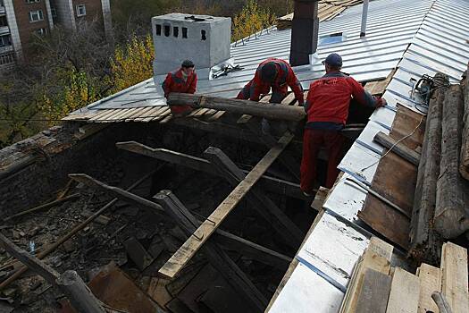 В российском городе жильцам дома с падающими потолками пять лет отказывали в капремонте