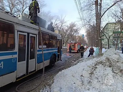 В Самаре на проспекте Металлургов вспыхнул троллейбус