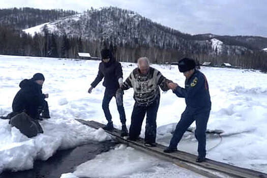 В Туве мужчина провалился под лед на реке, его спасли школьники