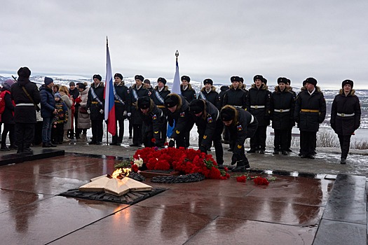 Воины-североморцы и мурманчане возложили цветы к мемориалу Защитникам Советского Заполярья