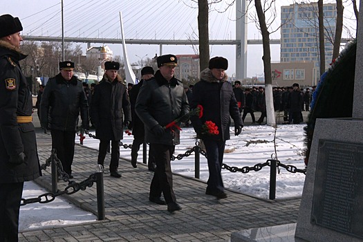 Во Владивостоке прошёл траурный митинг, посвящённый 44-ой годовщине гибели офицеров-тихоокеанцев в авиакатастрофе под Ленинградом