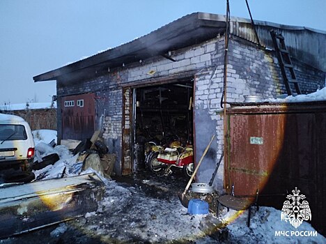 Гараж с тремя мотоциклами загорелся в Ижевске