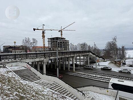 Из-за перелезающих через забор горожан в Ижевске раньше закроют пешеходную эстакаду над Карла Маркса