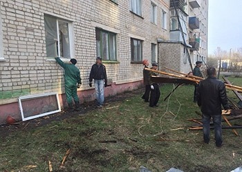 Мощный ураган срывает крыши, валит деревья и убивает людей в Амурской области